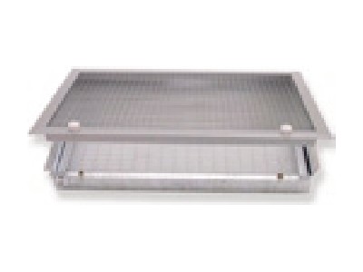 Grille de reprise d’air rectangulaire à cadre profond, vue de trois quarts sur fond blanc.