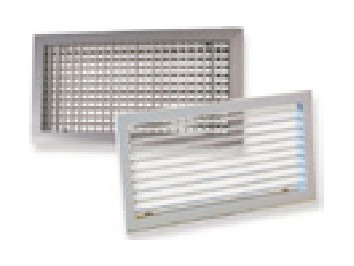 Deux grilles de soufflage rectangulaires à ailettes, vues de trois quarts sur fond blanc.